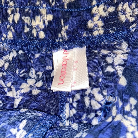Royal Blue Floral Shorts Xhilaration Women’s Size Medium Soft Comfortable Flower - Picture 3 of 3
